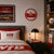 Horloge murale sur un mur avec un cadre rouge, un cadran blanc et l'emblème du VfB