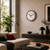 Horloge murale avec cadre rouge et cadran blanc, aiguilles noires et accents rouges