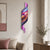 Horloge murale en vue de côté avec motif ondulé coloré, pendule violette et chiffres blancs