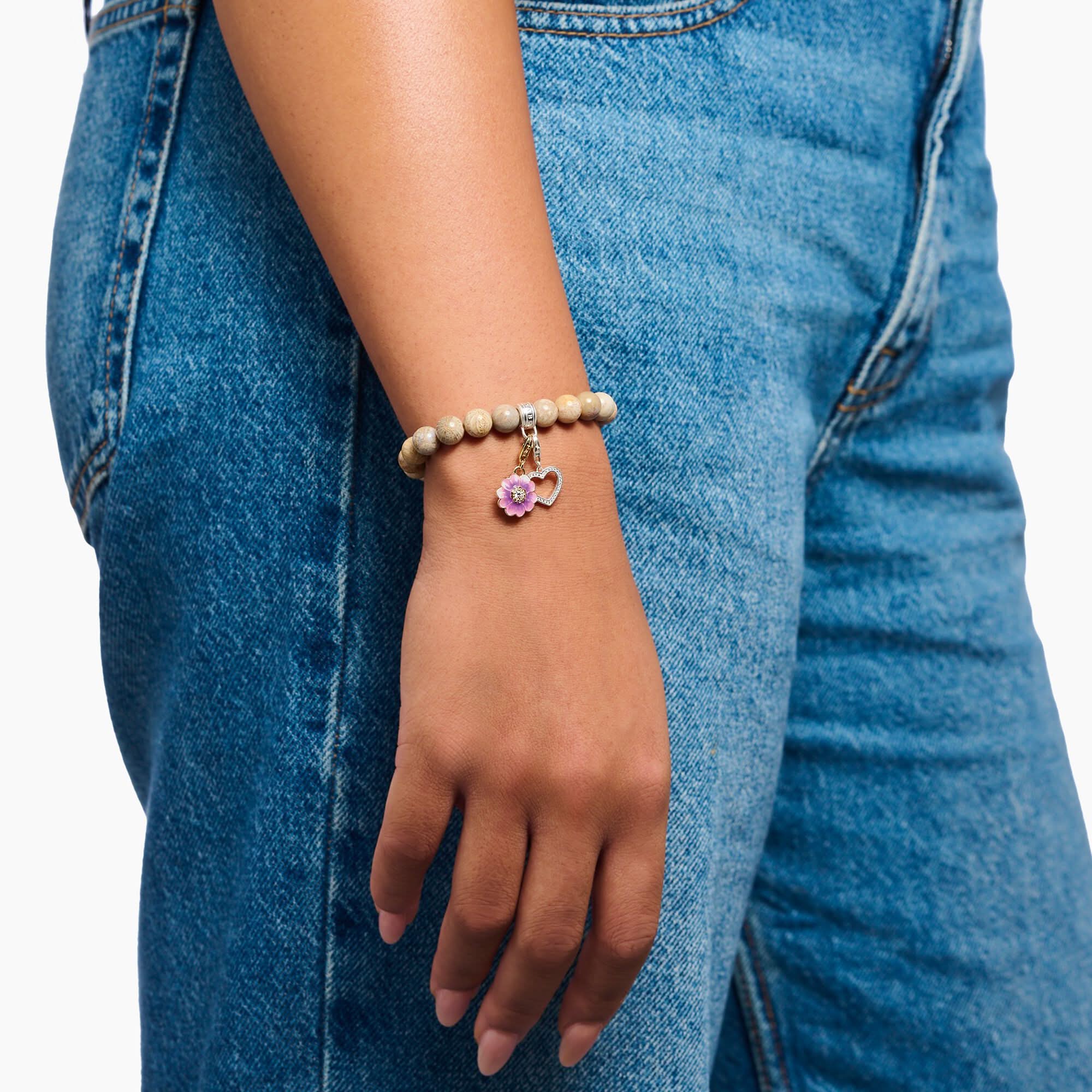 Pendentif breloque fleur émail froid violet, monture argentée sur bracelet perles