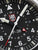 Zifferblatt der Luminox P-38: schwarzer Hintergrund, P-38, Datum 31, 24h-GMT
