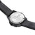 Fond de montre homme : boîtier rond avec gravure et bracelet noir en cuir/textile