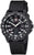 Montre homme vue de face : cadran noir, chiffres et bracelet textile noir