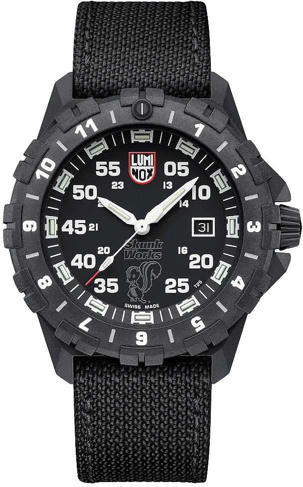 Montre homme avec cadran noir et bracelet textile noir, index lumineux distinctifs