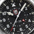 Cadran de montre homme noir avec logo LUMINOX, accents rouges et index des heures