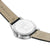 Bracelet pour homme avec fond en métal et bracelet en cuir beige, gros plan sur le dessous.
