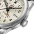 Montre pour homme : couronne moletée et bord de boîtier à côté du cadran.
