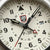 Montre bracelet pour homme, gros plan du cadran avec index lumineux et marqueurs triangulaires.