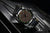 Montre pour homme avec index luminescents sur le cadran et bracelet en cuir noir.