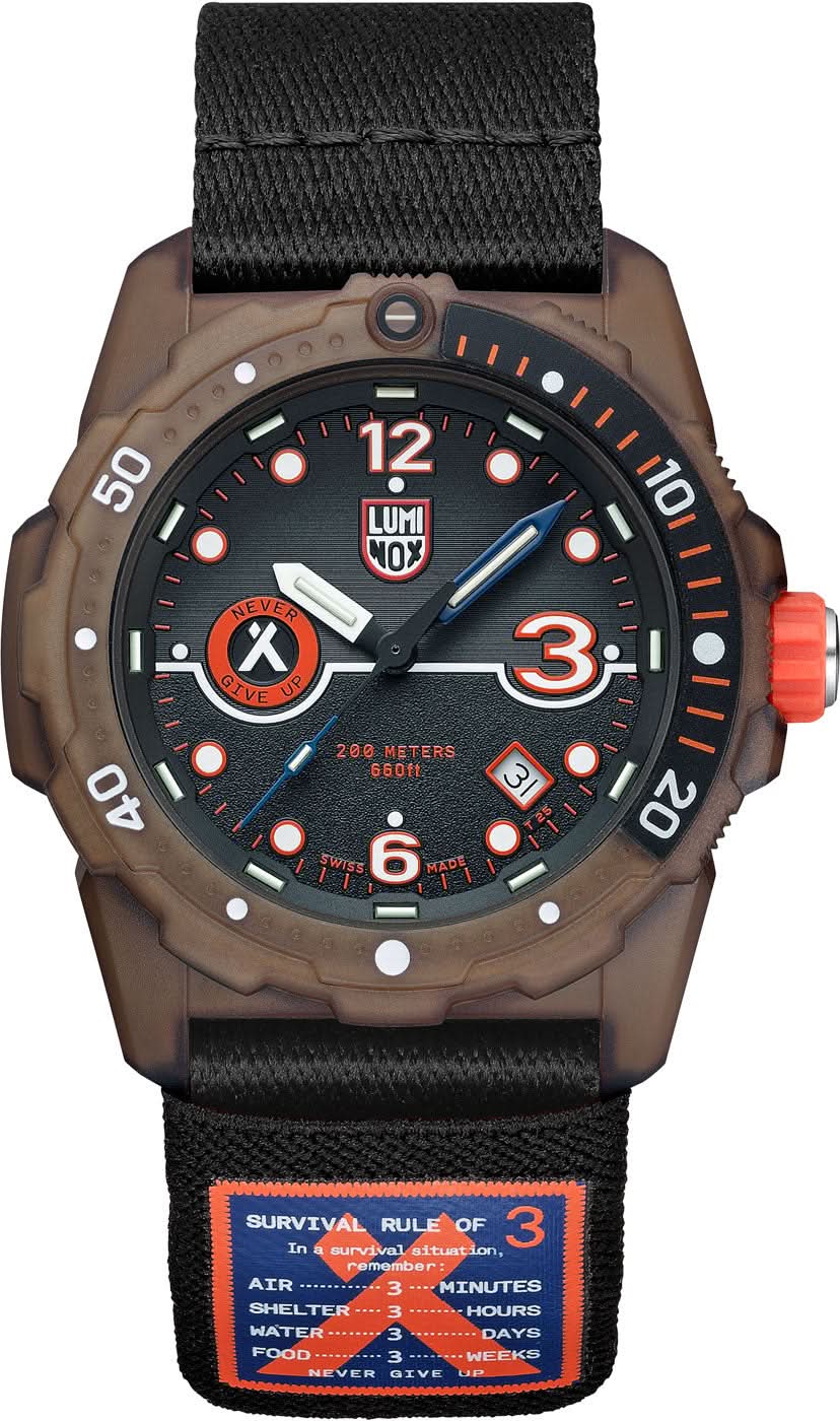 Montre homme avec boîtier rond marron, bracelet noir et cadran noir, accents orange