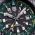 Gros plan du cadran : index verts, logo « LUMINOX » et guichet de date