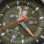 Détail de montre homme : cadran vert dégradé avec affichage 200 mètres et index luminescents