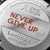 Fond de boîtier de montre homme avec gravure « NEVER GIVE UP » et « Luminox Swiss Made »