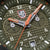 Détail de la montre homme : aiguilles orange, logo « LUMINOX » et anneau de cadran avec indication 200 mètres