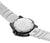 Fond de montre homme : fond de boîtier rond sur bracelet, avec gravure et vis.