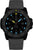 Montre homme avec bracelet en silicone noir, cadran sombre avec index lumineux bleu et jaune.