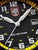 Herrenuhr-Zifferblatt mit Luminox-Logo, weißen Zeigern und Datumsfenster