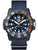 Herrenarmbanduhr: schwarzes Carbongehäuse, blaues Textilarmband, orangefarbene Ziffern und Datum