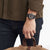 Montre pour homme au poignet avec bracelet noir et cadran sombre