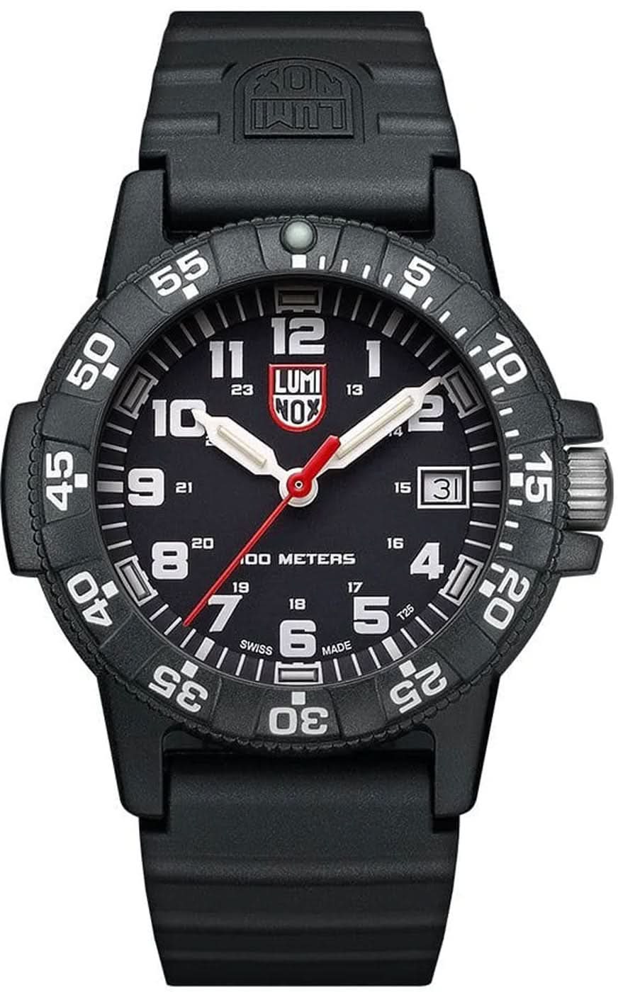 Montre homme avec bracelet en plastique noir, cadran noir et aiguilles rouges