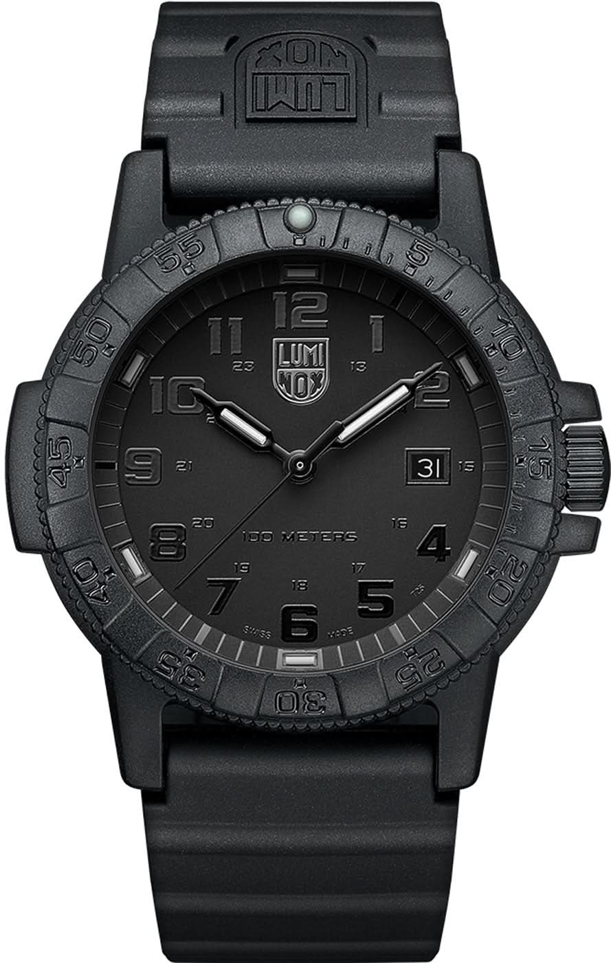 Montre de plongée Luminox avec boîtier noir, bracelet en caoutchouc et affichage de la date