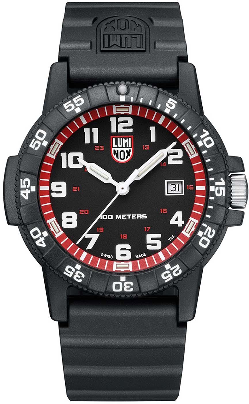 Montre de sport avec bracelet noir, lunette rouge et cadran blanc ; date à 3 heures