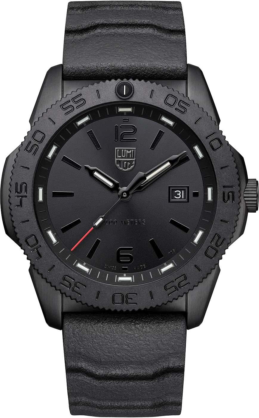 Montre Luminox pour homme : cadran noir avec fenêtre de date (3) et bracelet en silicone noir.