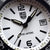 Cadran Luminox avec guichet date (3), aiguilles noires et index luminescents
