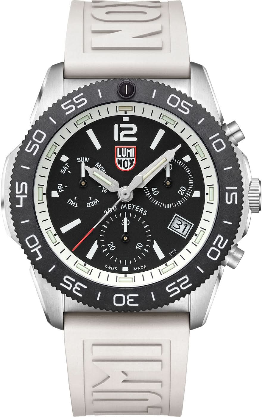 Montre homme avec cadran noir, lunette argentée et bracelet en silicone beige.