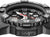 Gros plan d'une montre pour homme : lunette avec rehaut, aiguilles lumineuses et trotteuse rouge.