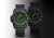 Montre homme en duo : deux modèles noirs avec cadran vert et bracelet textile