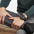 Chronographe pour homme au poignet avec boîtier noir et bracelet en caoutchouc texturé
