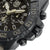 Bracelet de montre pour homme, détail du cadran noir avec compteurs beiges et bordure du boîtier
