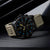 Montre homme avec bracelet beige et cadran noir, index luminescents bleus