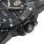 Detail der Herrenuhr: geriffelter Lünette und Krone, schwarze Gehäusepartien, dunkles Armband.