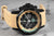 Montre pour homme avec cadran noir et bracelet en silicone beige en détail
