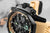 Bracelet pour homme gros plan : cadran noir, silicone beige, protège-couronne