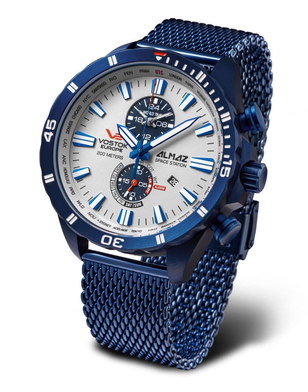 Montre homme avec bracelet en maille bleue et cadran blanc, affichage analogique