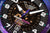 Cadran de montre pour homme en gros plan avec aiguilles et accents violets