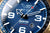 Cadran de montre pour homme en gros plan avec surface bleue, grands chiffres et aiguilles