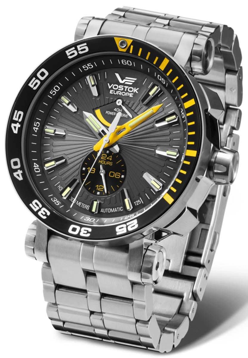 Bracelet de montre pour homme en acier inoxydable argenté, cadran noir et lunette jaune.