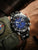 Zeppelin Herrenuhr am Handgelenk, blaues Zifferblatt, schwarze Lünette, schwarzes Lederarmband