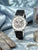 Damen Armbanduhr mit schwarzem Lederarmband und silbernem Skelettzifferblatt