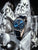 Herrenarmbanduhr mit blauem Zifferblatt und dunklem Lederarmband auf Metallfolie