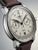 Zeppelin Herrenarmbanduhr, silbernes Gehäuse, beiges Zifferblatt, braunes Lederband, Detail