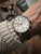 Herren-Chronograph von Zeppelin am Handgelenk, braunes Lederarmband, silbernes Chrono-Zifferblatt