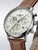 Herrenquarzuhr im Nahblick: braunes Lederarmband, silbernes Zifferblatt mit Chrono-Register