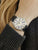 Herrenarmbanduhr Zeppelin Flatline am Handgelenk, schwarzes Lederband, creme Zifferblatt mit blauem