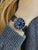 Herrenarmanduhr am Handgelenk mit dunkelblauem Zifferblatt und dunkelblauem Lederarmband