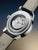 Rückansicht der Herrenarmbanduhr mit Edelstahlboden und schwarzem Lederarmband